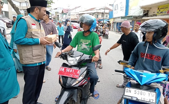 DDI Berbagi Takjil di Sekitar Pasar Bambaru Kota Palu, Akhmad Sumarling: Dilaksanakan Setiap Pekan