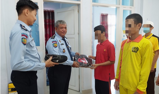 Ceriakan Bulan Ramadan, LPKA Palu Hadiahi Anak Binaanya Seragam Sekolah dan Pakaian Baru