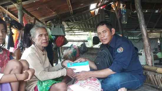 PWI Sulteng Berbagi, Salurkan Bingkisan Parcel ke Kaum Dhuafa