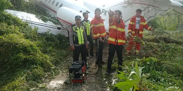 Pesawat Jet Membawa Empat WNA Keluar dari Landasan Pacu Bandara Morowali