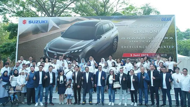 Suzuki Serahkan Unit Perdana Grand Vitara ke Konsumen