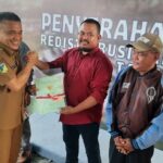 Wali Kota Palu Menyerahkan 107 Sertifikat Redistribusi Tanah Huntap Duyu