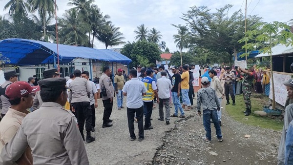 Jalan Desa Sinorang Berlubang, Warga Tuntut Job Tomori dan Pemkab Banggai Bertanggungjawab