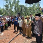 Wapres Sapa Masyarakat dan Cicipi Durian Montong Palu di KPN Donggala