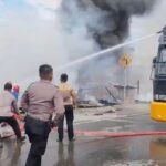 Tim SAR Ditsamapta Polda Sulteng Bantu Warga Padamkan Kebakaran