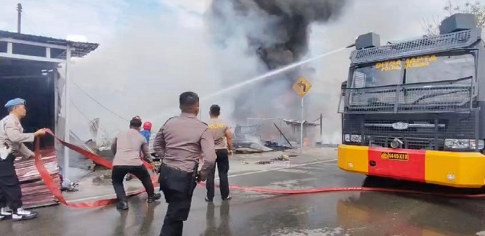 Tim SAR Ditsamapta Polda Sulteng Bantu Warga Padamkan Kebakaran