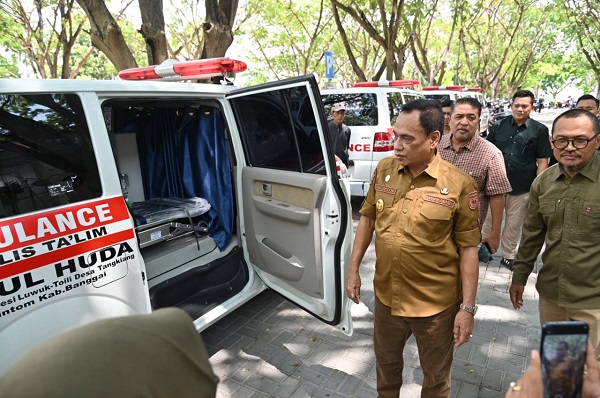 Wagub Sulteng Serahkan Sejumlah Bantuan Pemerintah kepada Masyarakat Banggai