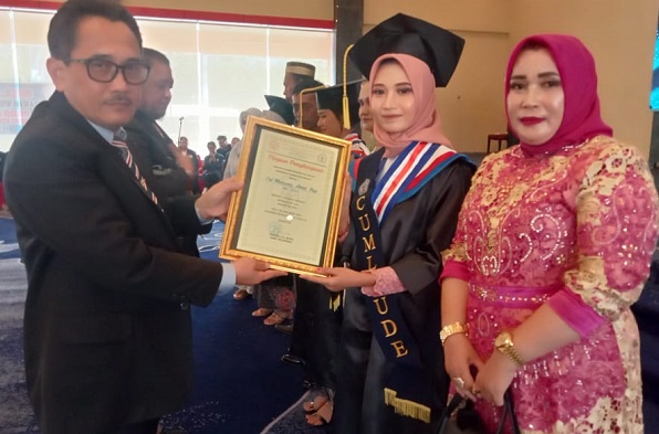 Akper Justitia Gelar Wisuda, Evi Maisaroh Terima Penghargaan Wisudawan Terbaik