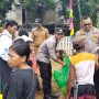Polsek Bungku Utara Berbagi kepada Anak Suku Wana Sambut Nataru 2024