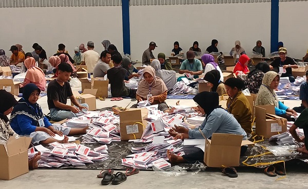 KPU Parimo Kerahkan Ratusan Warga untuk Sortir dan Lipat Surat Suara Pemilu 2024