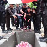 Polri Gelar Apel Persada Pemakaman Jenazah Briptu Anumerta Alfando Steve Karamoy di TMP Luwuk Banggai