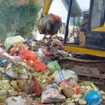 Sampah Menggunung di Komplek Pasar Rakyat, Camat Lembo Morowali Utara Turun Memimpin Pembersihan