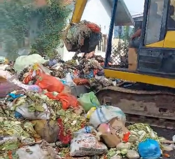 Sampah Menggunung di Komplek Pasar Rakyat, Camat Lembo Morowali Utara Turun Memimpin Pembersihan
