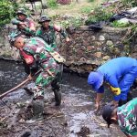 TNI Bersama Warga Gotong Royong Bersihkan Saluran Air di Kelurahan Maesa Parimo