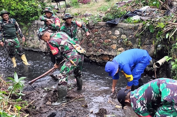 TNI Bersama Warga Gotong Royong Bersihkan Saluran Air di Kelurahan Maesa Parimo