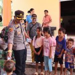 Temui Warga Terdampak Banjir, Kapolres Touna Serahkan Sembako