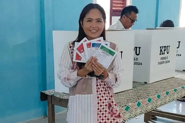 Bupati Morowali Utara dan Istri Gunakan Hak Pilih di Kampung Halamannya Desa Ronta