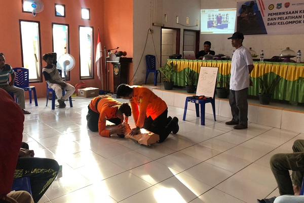 Personel Unit Siaga  SAR Banggai Laut menjadi pemateri dalam kegiatan pelatihan peningkatan kapasitas kelompok nelayan Desa Kalumbatan terkait keselamatan di laut (safety at sea) bagi nelayan gurita dengan tujuan untuk memberikan pengetahuan dan keterampilan bagi para nelayan di dalam menghadapi kondisi yang tidak diinginkan dan  mengurangi resiko terjadinya kecelakaan selama bekerja di laut.