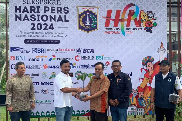 PWI Sulteng Serahkan Pohon ke Pengelola Ancol untuk Penghijauan