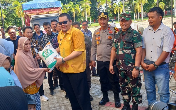 Pj Bupati Parimo Serahkan Bantuan Cadangan Beras Pemerintah Tahap Pertama