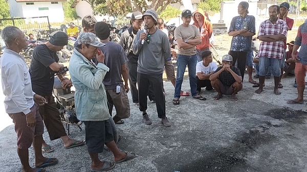 Puluhan Warga Datangi Kantor Desa Bulan Jaya Touna, Pertanyakan Dana Desa