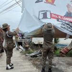 Satpol PP dan Bawaslu Parimo Membersihkan APK di Masa Tenang Pemilu 2024