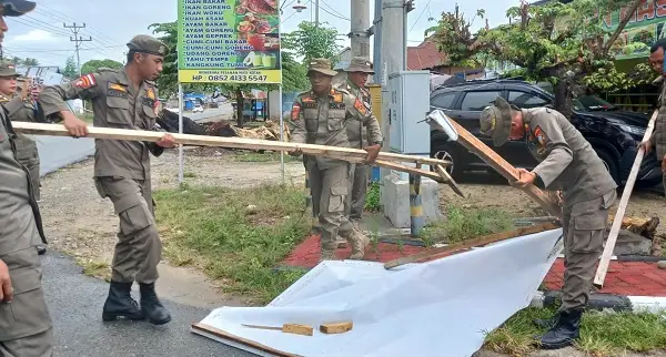 Satpol PP dan Bawaslu Parimo Membersihkan APK di Masa Tenang Pemilu 2024