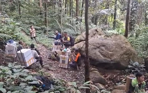 Tiga Hari Menyusuri Hutan Pagimana Banggai Mengawal Logistik Pemilu 2024