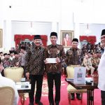 Bersama Para Pejabat Negara, Presiden Jokowi Salurkan Zakat melalui BAZNAS RI