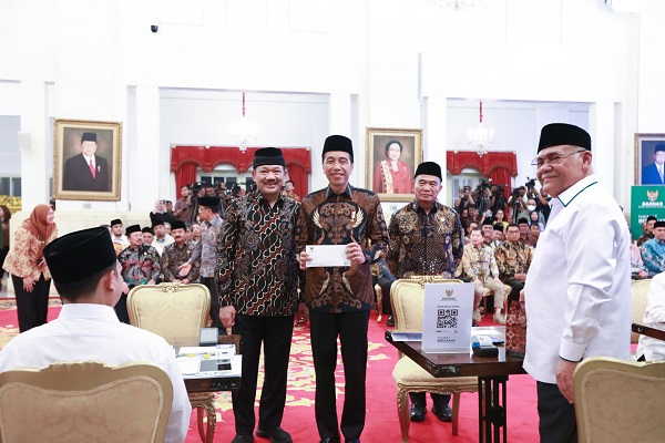 Bersama Para Pejabat Negara, Presiden Jokowi Salurkan Zakat melalui BAZNAS RI