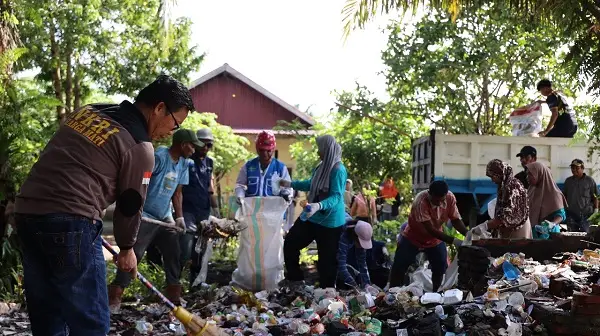 Huabao Kolaborasi Pemdes dan Warga Bersihkan Lingkungan di Tondo