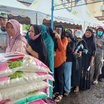 Tak Peduli Diguyur Hujan, Warga Rela Antre di Pasar Murah Kejari Parimo