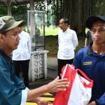Presiden Jokowi Saksikan Penyerahan Sembako untuk Warga di Halaman Istana Bogor