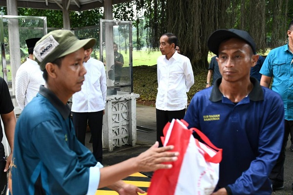 Presiden Jokowi Saksikan Penyerahan Sembako untuk Warga di Halaman Istana Bogor