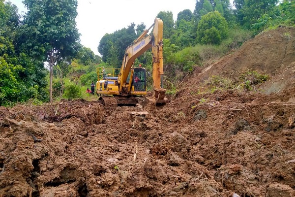 Bantuan Alat Berat PT Vale Bantu Buka Akses Masyarakat Pasca Bencana di Luwu