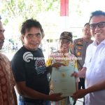 Bupati Delis Serahkan Ribuan Sertifikat Tanah kepada Masyarakat di Bungku Utara Morut