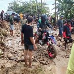 Jalan Trans Sulawesi di Desa Uwevolo Parimo Tertutup Material Banjir