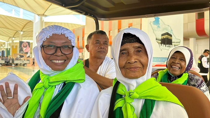 Kisah Pasutri Berhaji Dititipi Jemaah Lansia