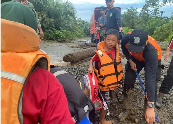 Terjebak Banjir di Bantaran Sungai Dampala Morowali, 3 Warga Berhasil Diselamatkan