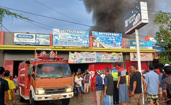 Toko Bangunan di Parimo Terbakar, 5 Jam Damkar Berjibaku Padamkan Api