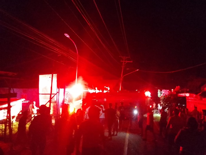 Damkar Milik PT SEI Bantu Padamkan Kebakaran di Kampung Bugis Kolonodale