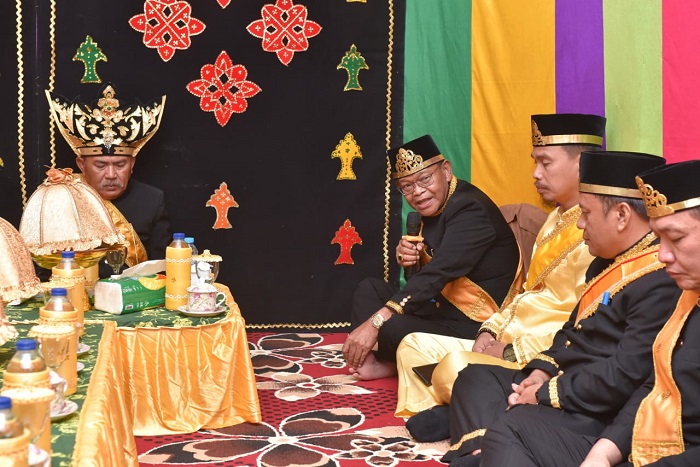 Gubernur Sulteng Menerima Gelar Tau Doka dari Raja Buol