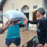 Korban Banjir Bandang Terima Bantuan dari Komda Alkhairaat dan IKAAL Parimo