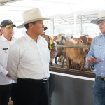 Kunjungi Peternakan Hewan Terintegrasi PT LSAJ, Mentan Amran Sulaiman Apresiasi Arie Triyono