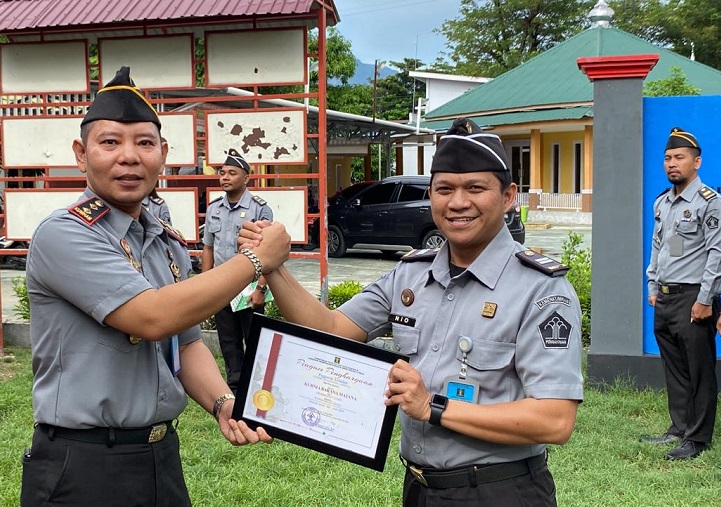 Kurnia Barana Diganjar Sebagai Pegawai Teladan LPKA Palu 2024