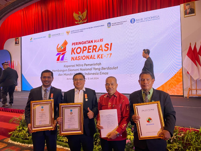 Akhmad Sumarling Harumkan Sulteng, Terima Penghargaan Tokoh Koperasi Madya dari Menko Perekonomian