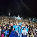 Warga Sesaki Lapangan Torue Parimo pada Pembukaan Turnamen Bola Voli BERANI Cup 2024 