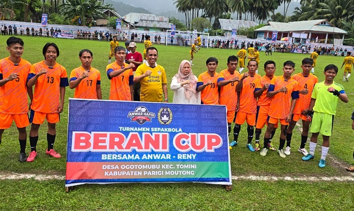 Berhadiah Total Rp100 Juta, Anwar - Reny Resmi Membuka Turnamen Sepak Bola BERANI Cup di Tomini 