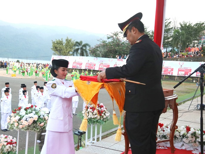 Kapolres Morut Pimpin Upacara Penurunan Bendera pada HUT ke-79 RI