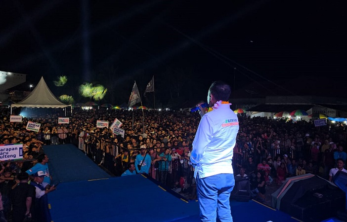 Kemampuan Olah Vokal Anwar Hafid Bak Penyanyi Profesional, Massa Ikut Bergoyang